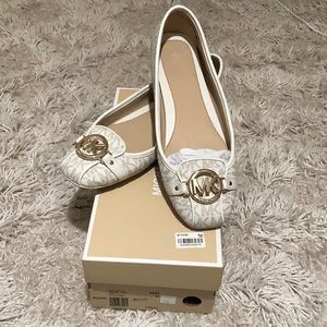Women’s size 10 MK logo flat